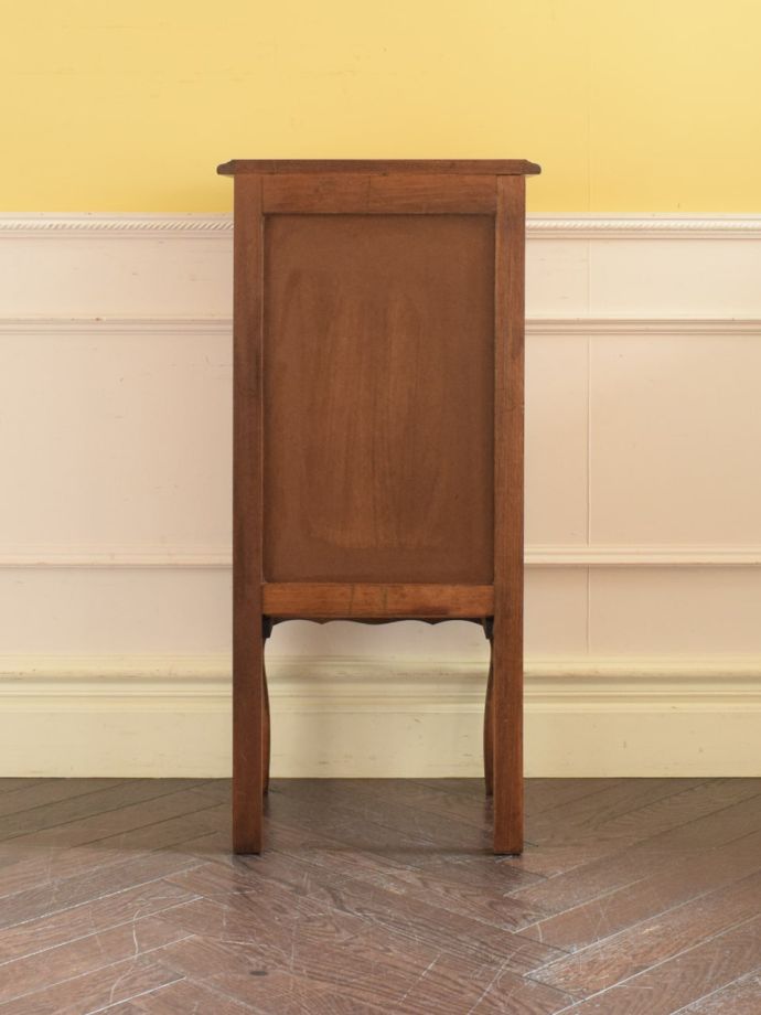 サイドチェストの後ろ姿