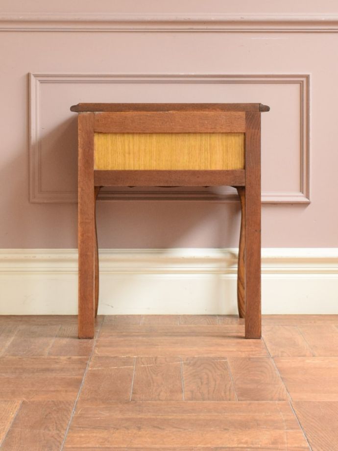 サイドチェストの後ろ姿