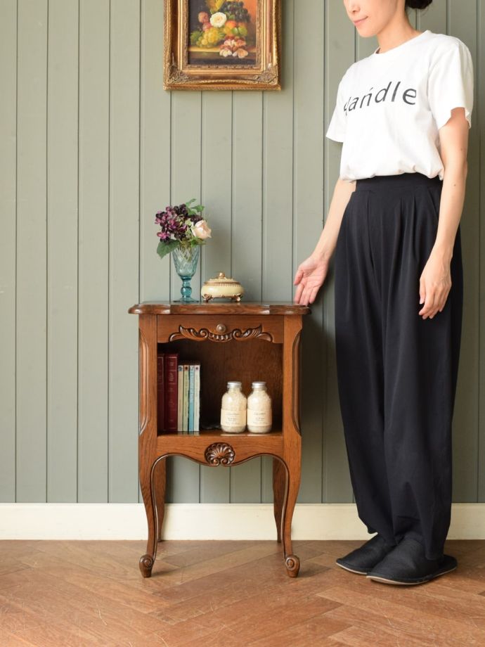 フランスの優雅なサイドキャビネット