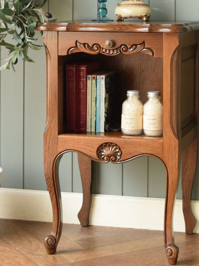 フランスのアンティークらしい美しい彫