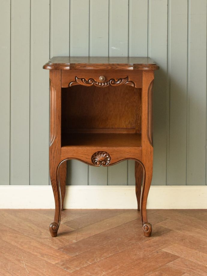 アンティークのサイドキャビネットの扉の中