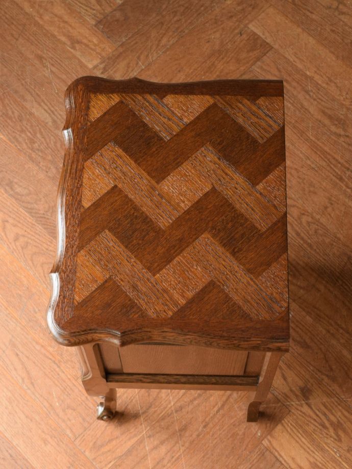 アンティークのサイドキャビネットの天板