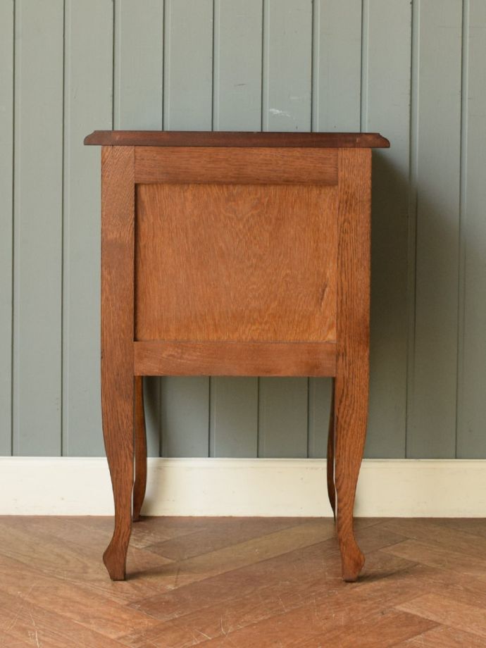 サイドキャビネットの後ろ姿