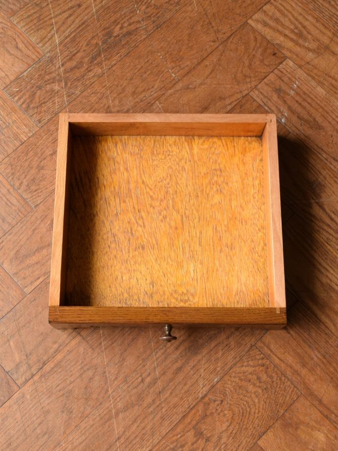 チェストの引き出しの中