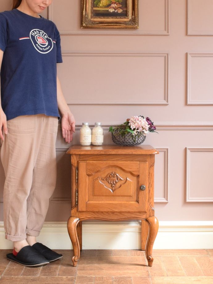 フランスの優雅なサイドキャビネット