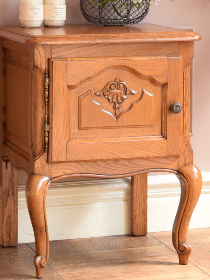 フランスのアンティークらしい美しい彫