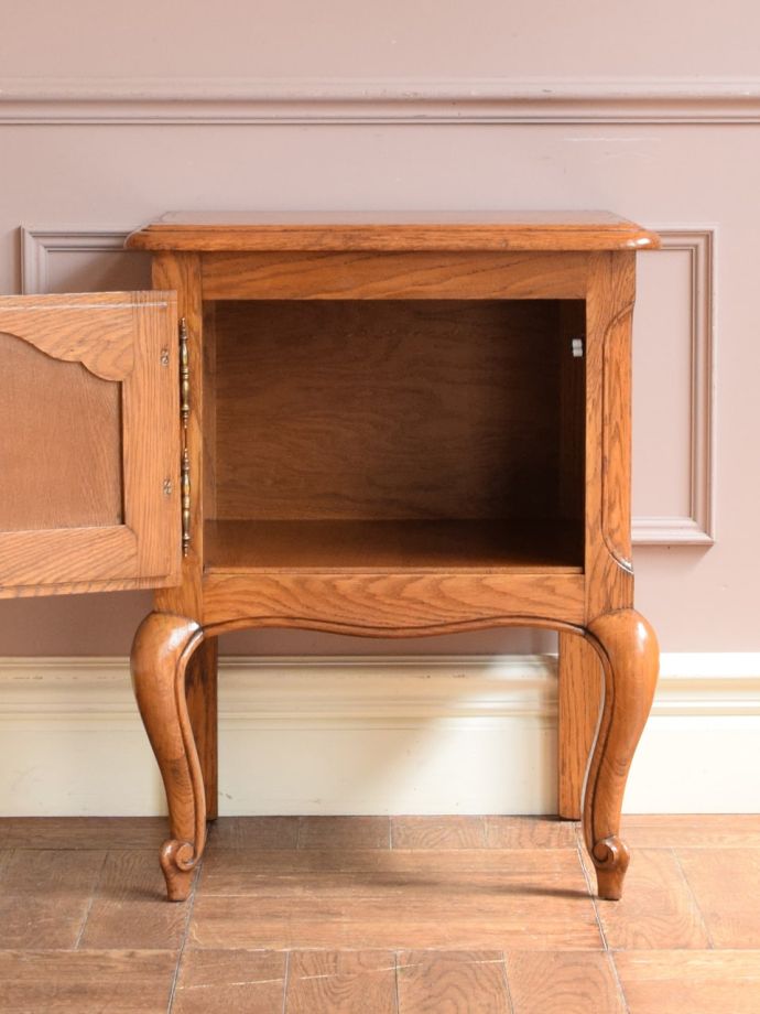 アンティークのサイドキャビネットの扉の中