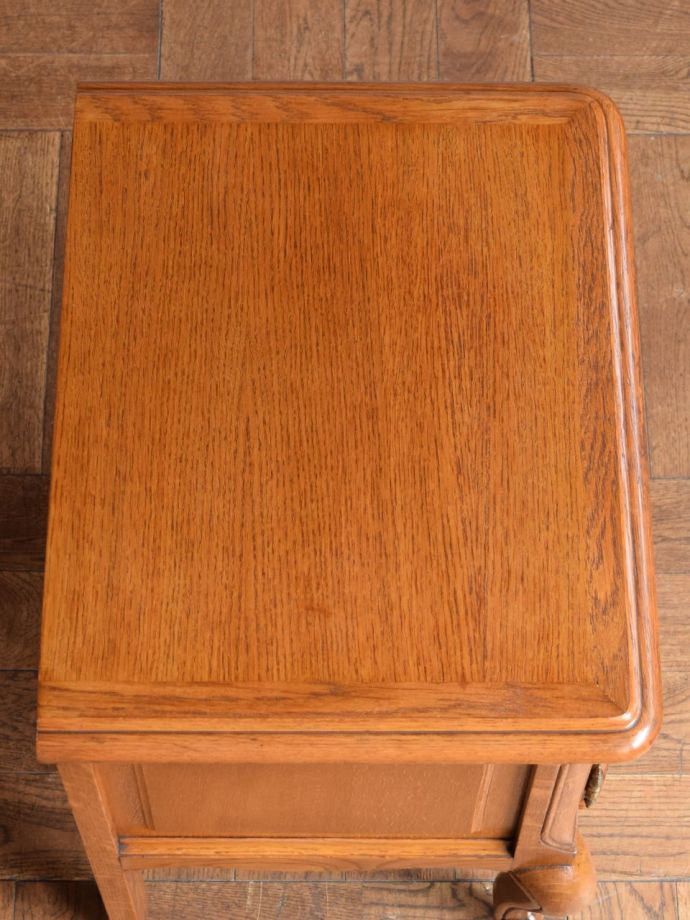 アンティークのサイドキャビネットの天板