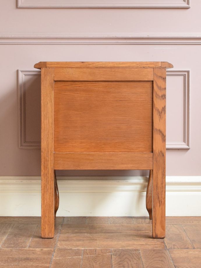 サイドキャビネットの後ろ姿