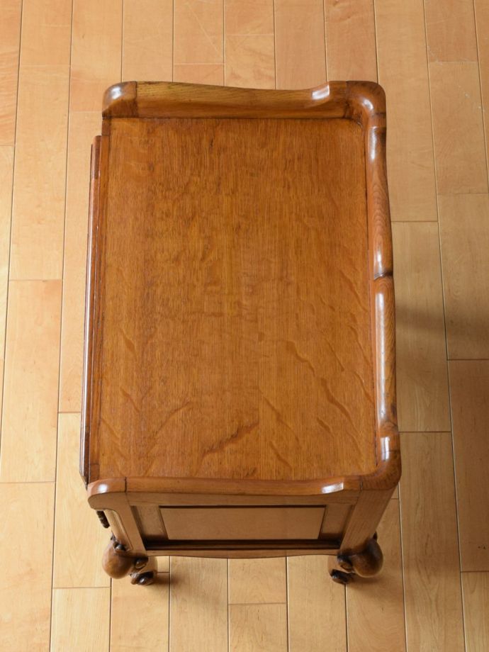 アンティークのサイドキャビネットの天板