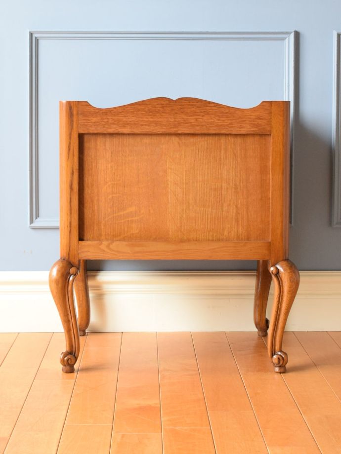 サイドキャビネットの後ろ姿