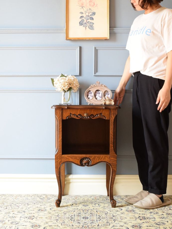 フランスの優雅なサイドキャビネット