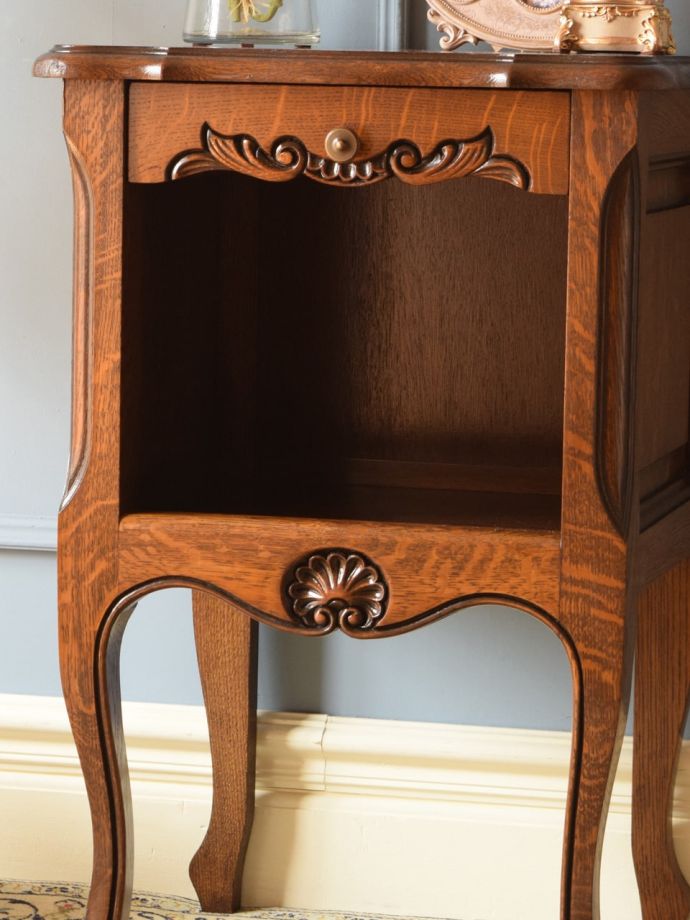 フランスのアンティークらしい美しい彫