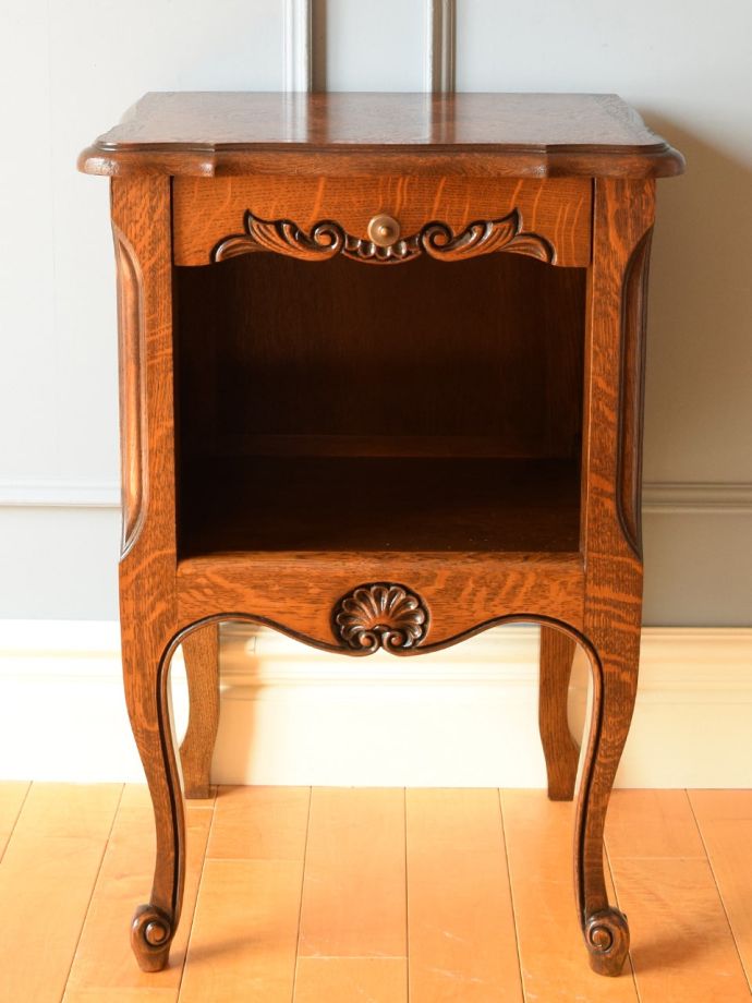 アンティークのサイドキャビネットの扉の中