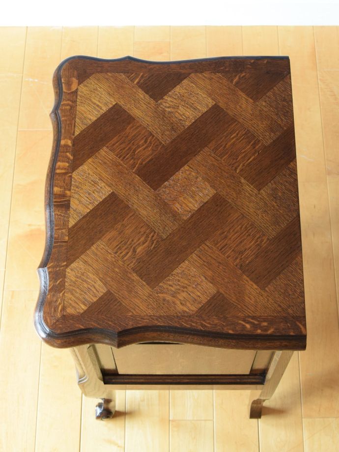 アンティークのサイドキャビネットの天板