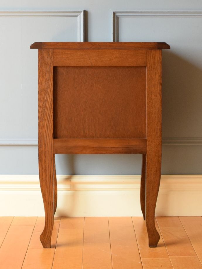 サイドキャビネットの後ろ姿