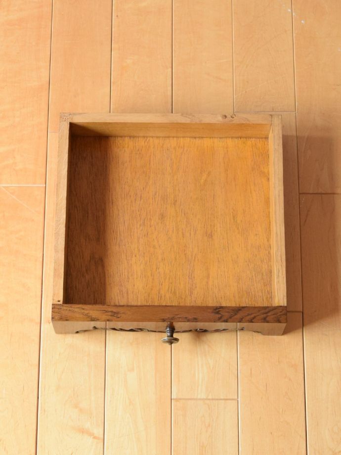 チェストの引き出しの中