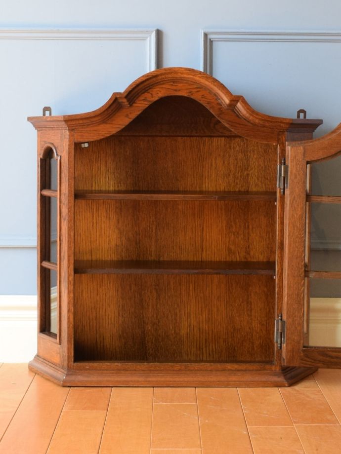 アンティークのキャビネットの扉の中