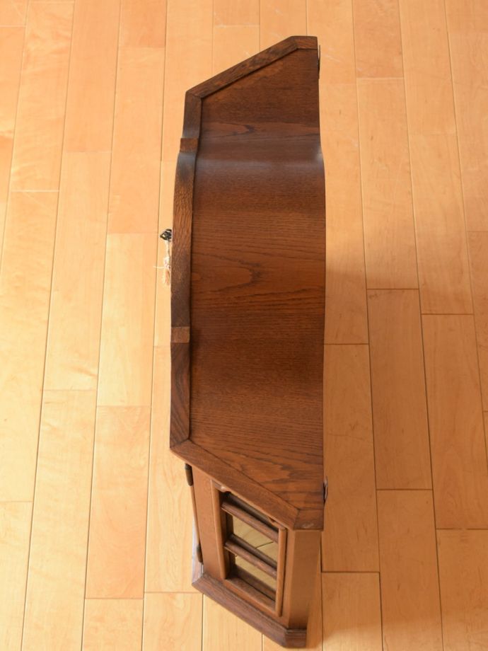 アンティークのキャビネットの天板