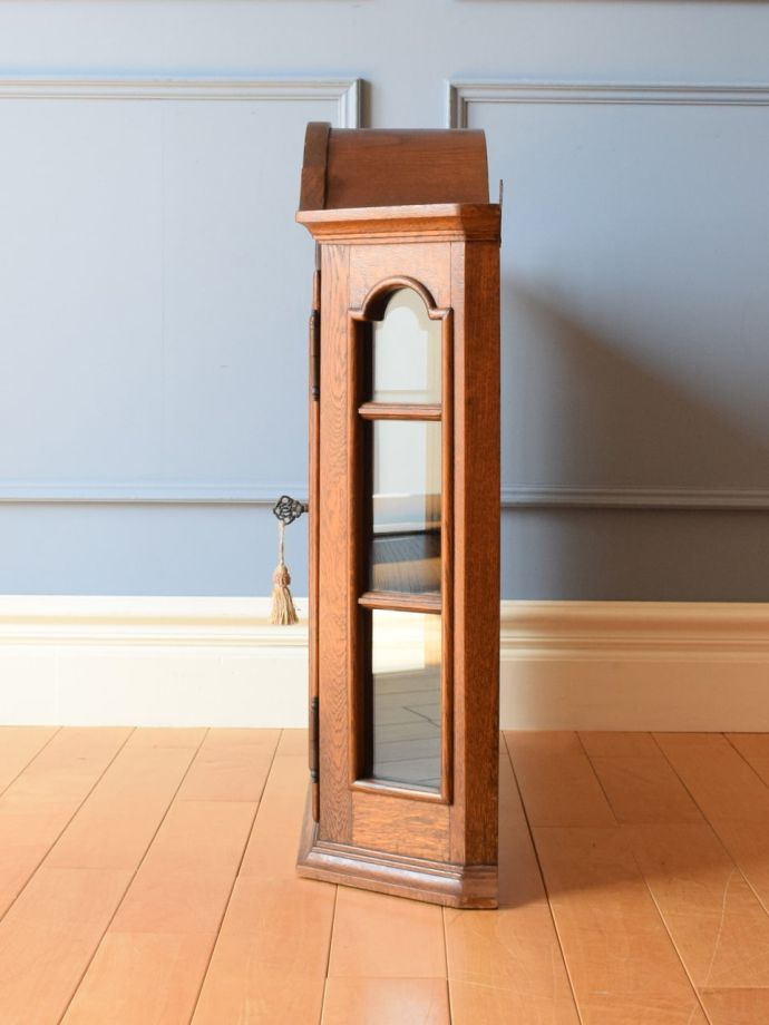 アンティークキャビネットの側面