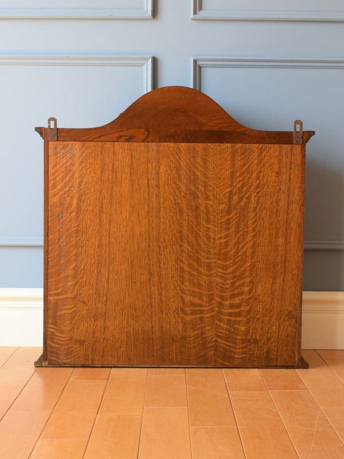 キャビネットの後ろ姿