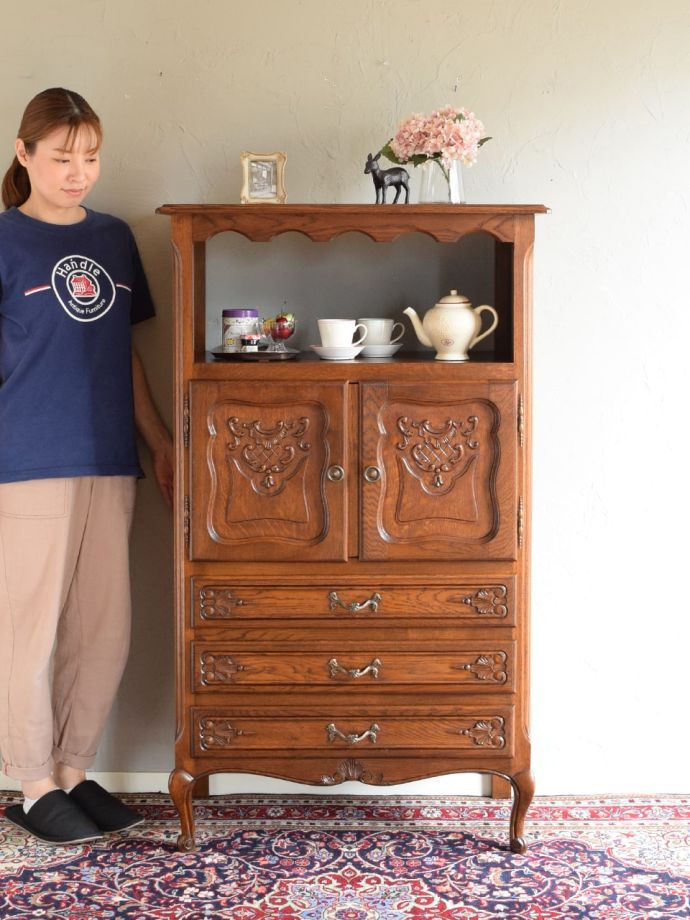 フランスの優雅なサイドボード