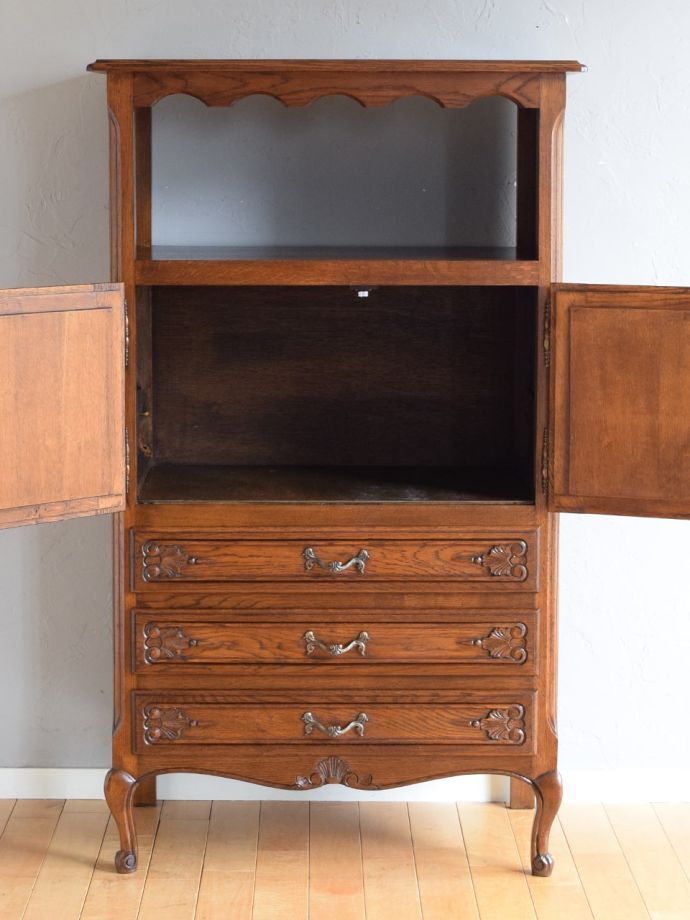 アンティークのサイドボードの扉の中