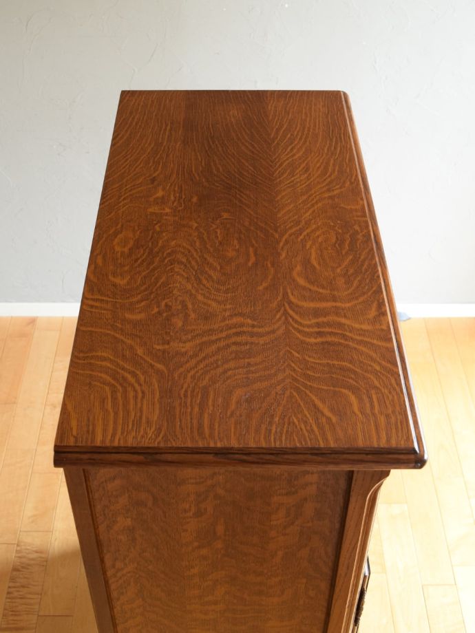 アンティークのサイドボードの天板