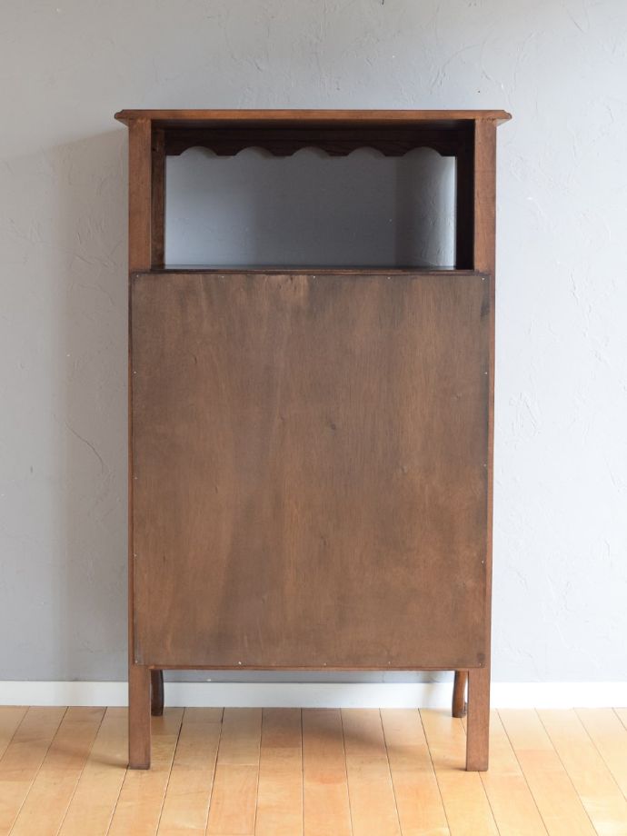 サイドボードの後ろ姿