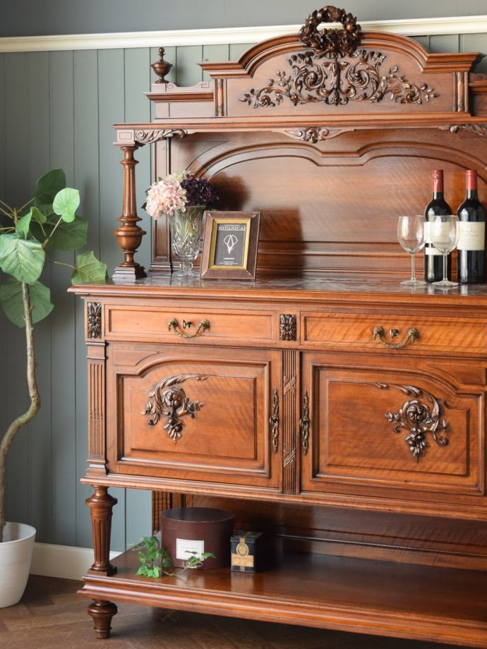 フランスのアンティークらしい美しい彫