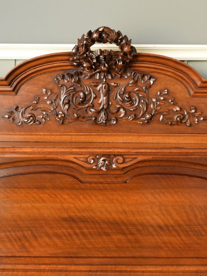 アンティーク家具らしい装飾