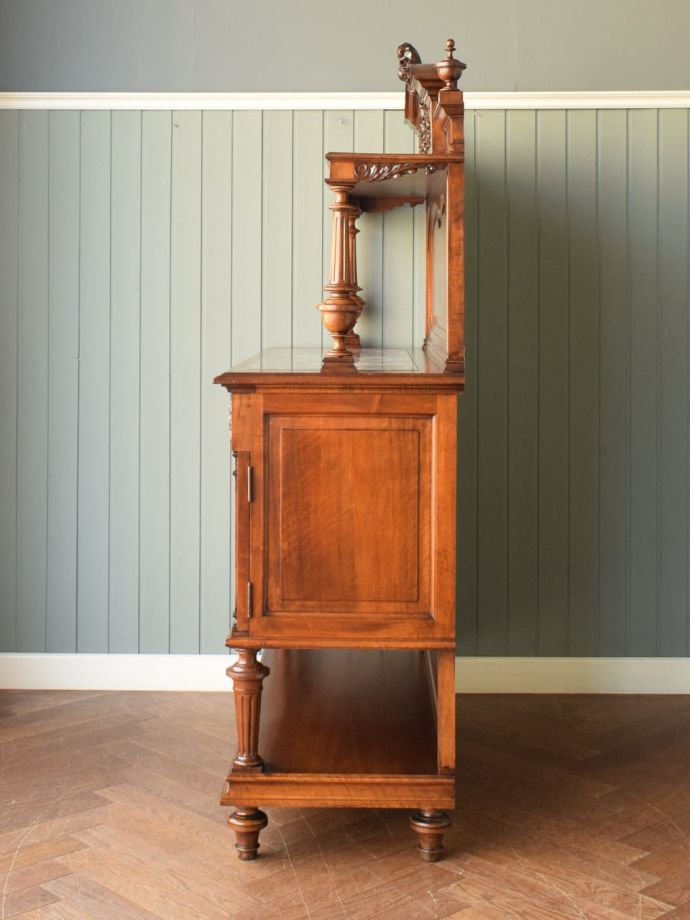 サイドボードの側面