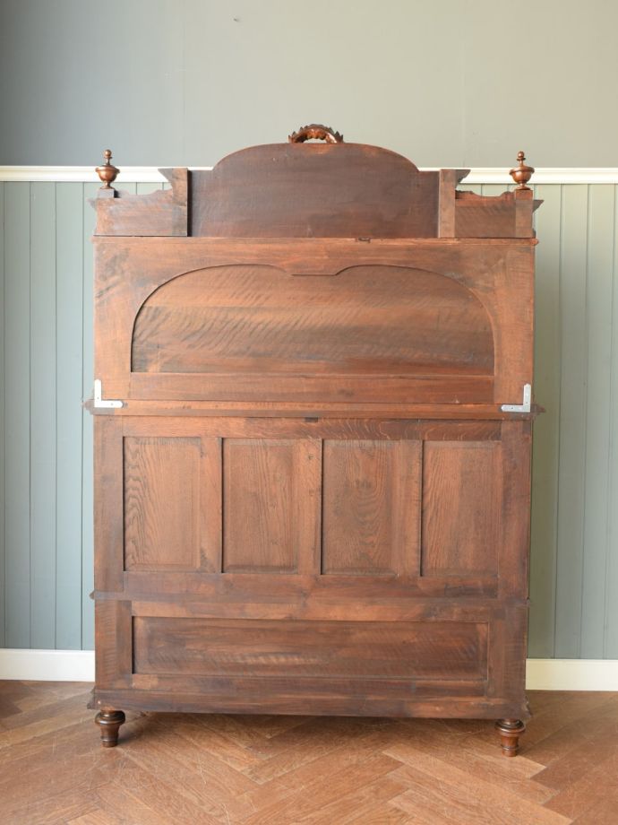 サイドボードの後ろ姿