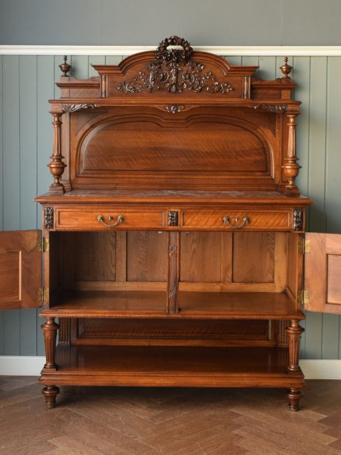 アンティークのサイドボードの扉の中