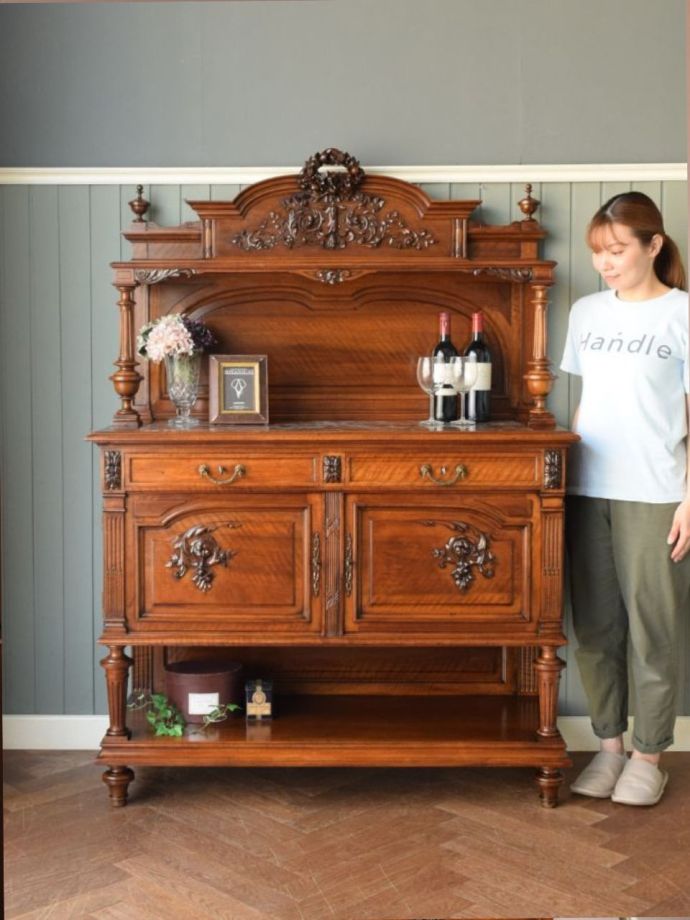 フランスの優雅なサイドボード