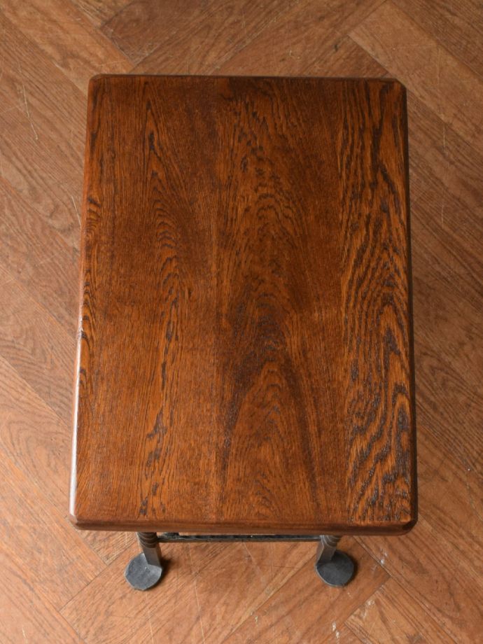 サイドテーブル付きのワインラック