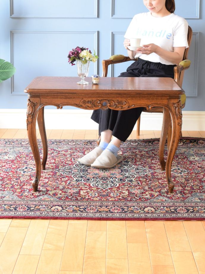 フランスの優雅なコーヒーテーブル