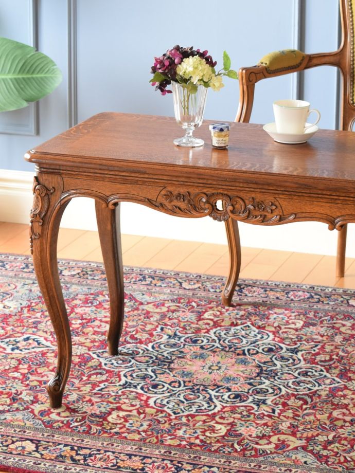 フランスの家具らしい美しいフォルム