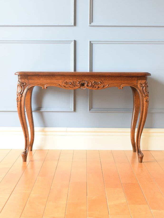 アンティークテーブルの横顔