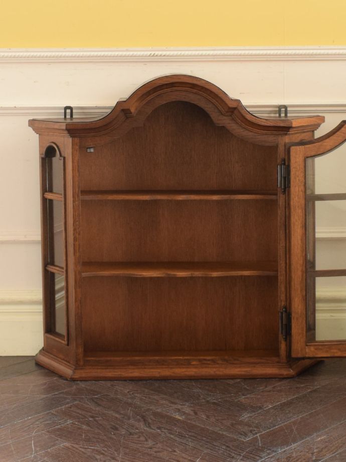 アンティークのキャビネットの扉の中