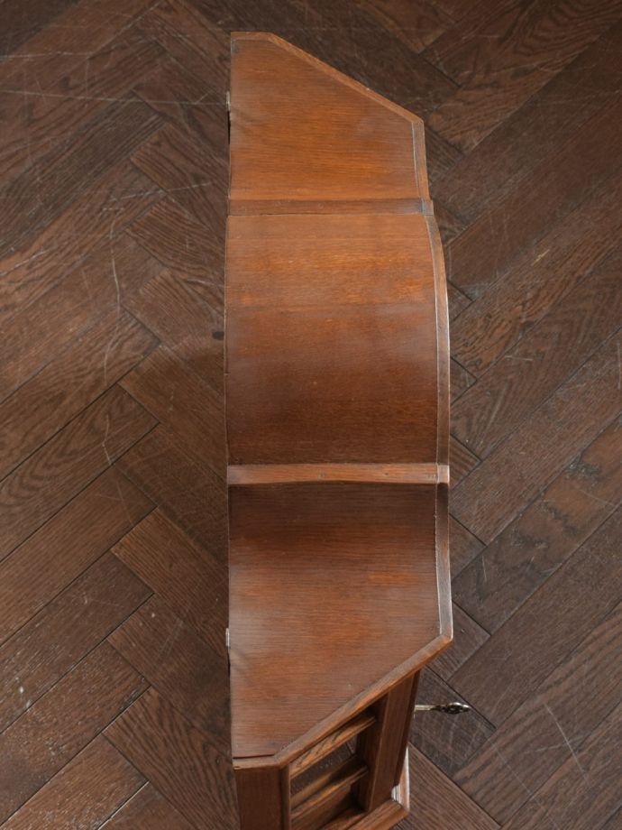 アンティークのキャビネットの天板