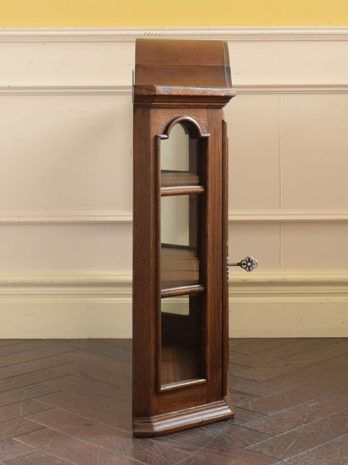 アンティークキャビネットの側面