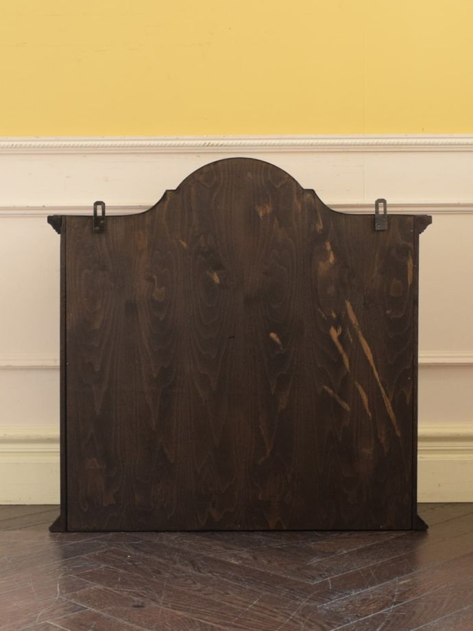 キャビネットの後ろ姿