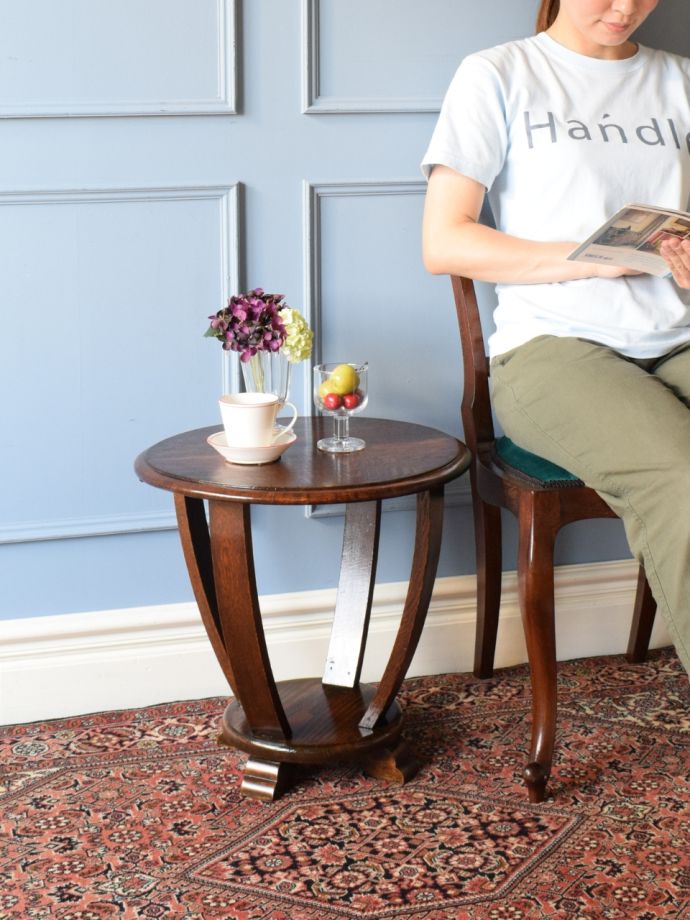 アンティークのオケージョナルテーブル