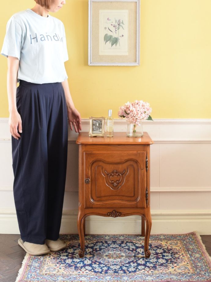 フランスの優雅なサイドキャビネット