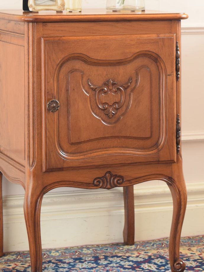 フランスのアンティークらしい美しい彫