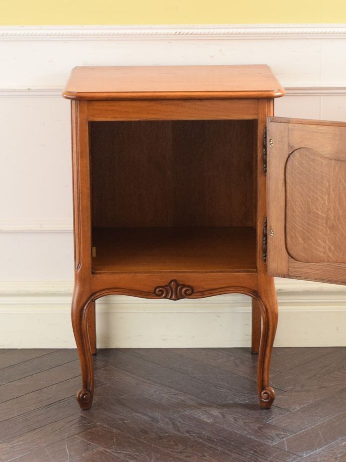 アンティークのサイドキャビネットの扉の中