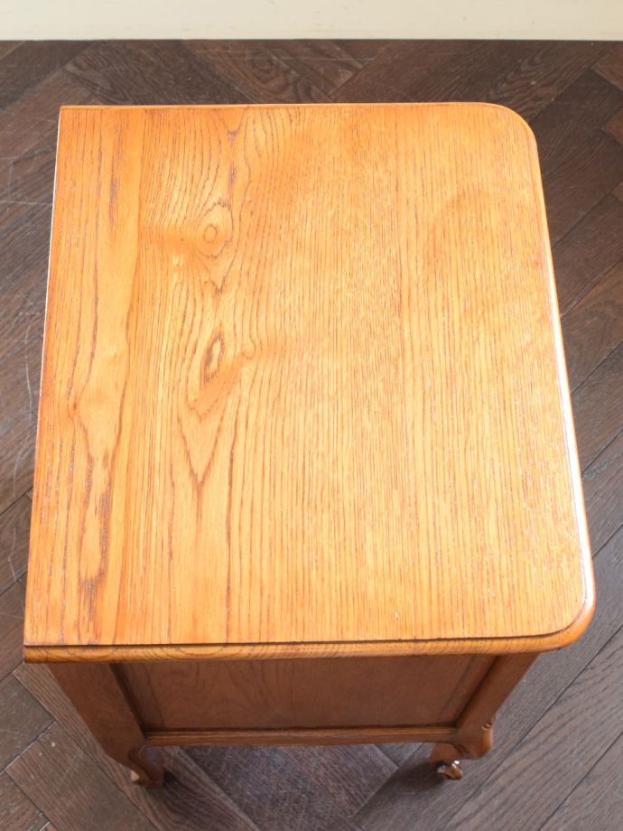 アンティークのサイドキャビネットの天板