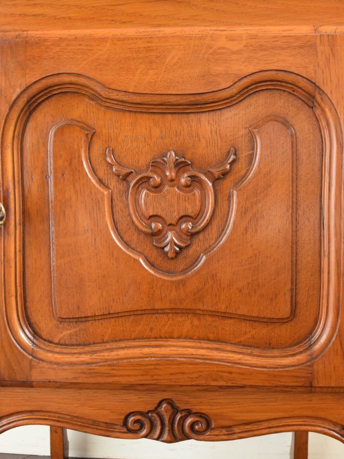 サイドキャビネットの装飾