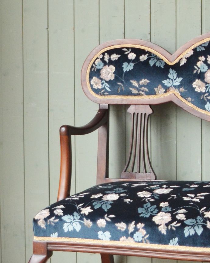 セティ・ソファ・ベンチ アンティーク チェア 1910年代のアンティークセティ(ソファベンチ)、高級感溢れるマホガニー材の家具。アーム付きのくつろぎやすいチェアです。(j-593-c)